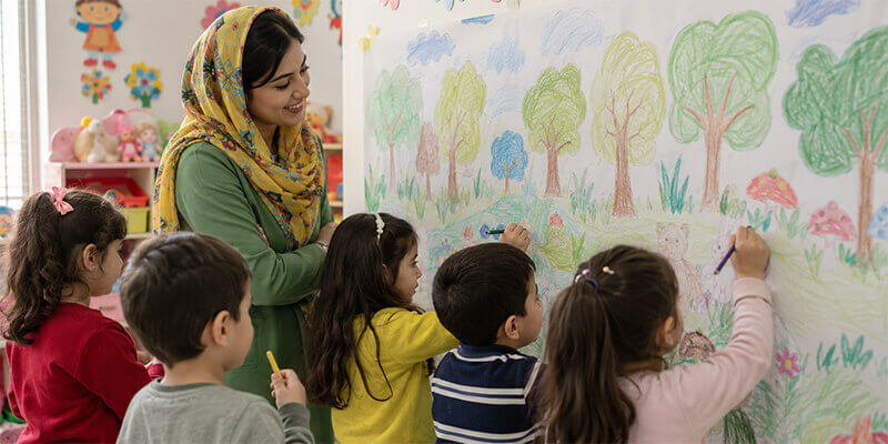 نقاشی گروهی کودکان روی دیوار
