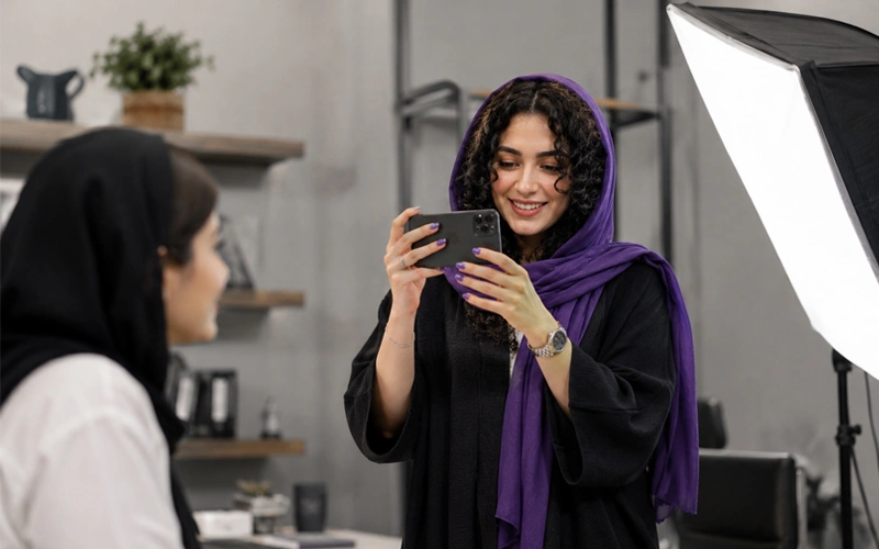 ادمین شبکه اجتماعی در حال تولید محتوا