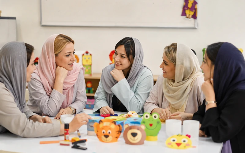 مربیان مهد در حال صحبت درباره کودکان