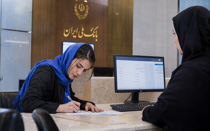 متقاضی در حال تکمیل فرم وام تاسیس مهدکودک