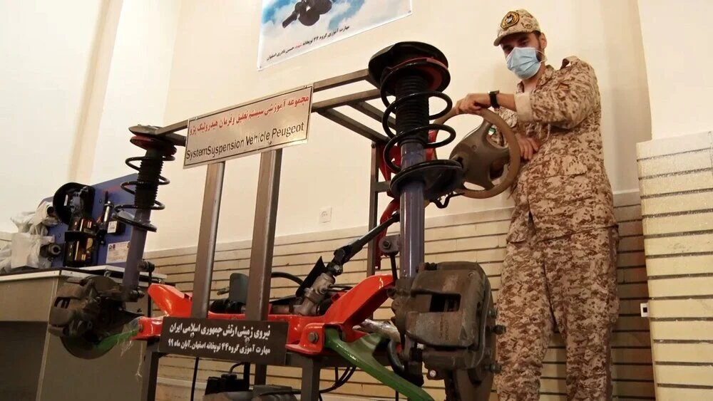 سرباز در حال مهارت آموزشی مکانیک خودرو در خدمت